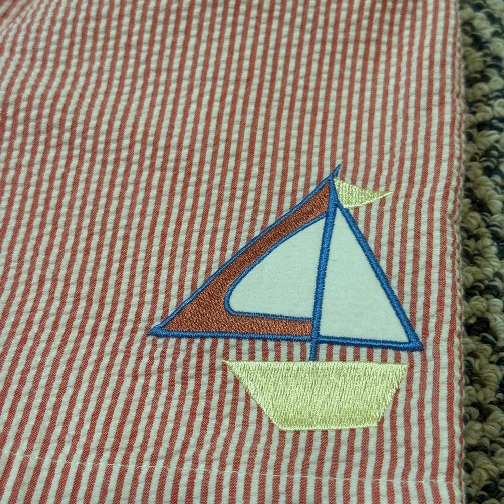 π NWOT π TBBC 3T Red Seersucker Shorts with Sailboat Applique - Picture 2 of 5